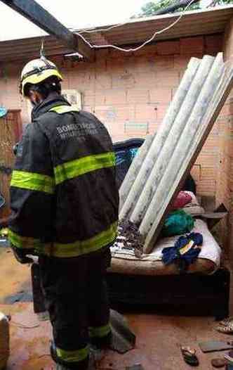 De acordo com os Bombeiros, as vtimas ficaram presas nos escombros, mas tiveram ferimentos leves(foto: Corpo de Bombeiros/EM/D.A Press)