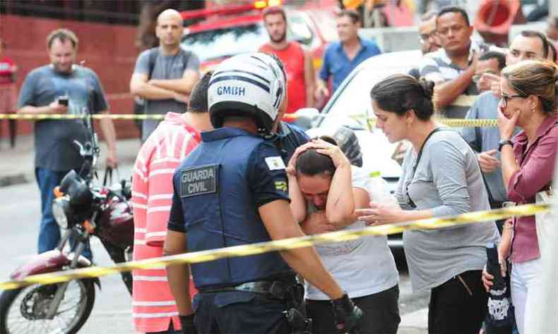 A mulher da vtima, o taxista Fbio Magestes, se desperou ao chegar ao local da tragdia(foto: Gladyston Rodrigues/EM/DA Press)