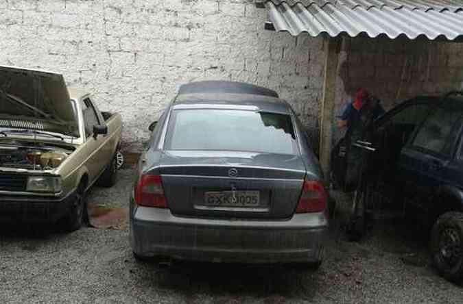 Carros apreendidos na oficina em Divinpolis, Centro-Oeste de Minas(foto: Divulgao Polcia Militar )