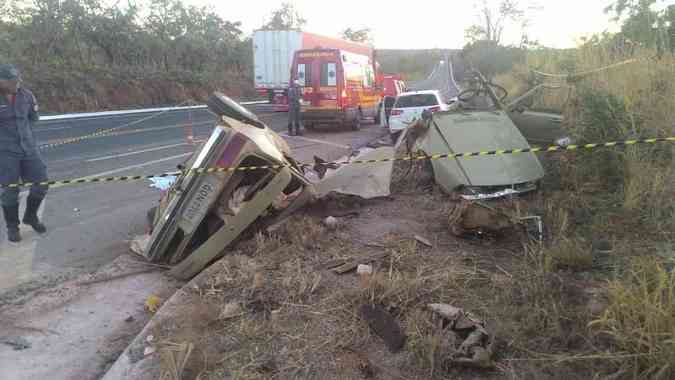 Duas pessoas morreram em um grave acidente entre dois carros na madrugada desta segunda-feira na BR-135, na Regio Central de MinasCorpo de Bombeiros/Divulgao