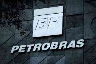 Logomarca da Petrobras em parede da empresa
