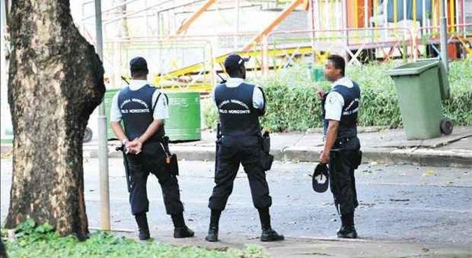 Administração municipal considera inaceitável atitude dos guardas que andam armados sem autorização. Sindicato afirma que criminosos ameaçam a vida de integrantes da GM (foto: Gladyston Rodrigues/EM/D.A Press) Administração municipal considera inaceitável atitude dos guardas que andam armados sem autorização. Sindicato afirma que criminosos ameaçam a vida de integrantes da GM (foto: Gladyston Rodrigues/EM/D.A Press)
