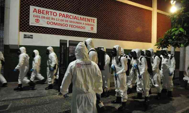 Militares se renem na entrada do Mercado Central para fazer a desinfeco do local(foto: Tlio Santos/EM/D.A Press)