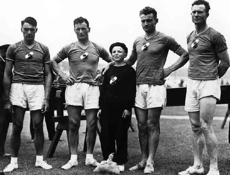 Em 1936, o francs Nol Vandernotte (centro) conquistou duas medalhas de bronze no remo aos 12 anos de idade. Naquela poca, crianas eram colocadas nas equipes para deixar os barcos mais leves(foto: Getty Images)