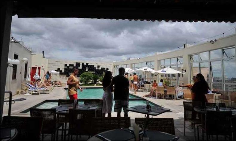 Faltou entusiasmo na despedida da piscina do 25º andar, que teve seus dias de verão e festas(foto: Alexandre Guzanshe/EM/D.A Press) Faltou entusiasmo na despedida da piscina do 25º andar, que teve seus dias de verão e festas(foto: Alexandre Guzanshe/EM/D.A Press)