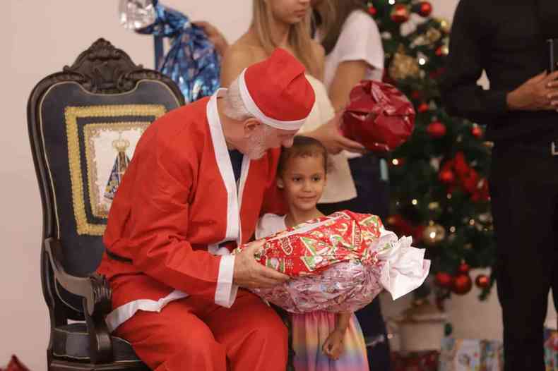 Papai Noel faz a alegria da criançada de duas vilas de BH - Gerais - Estado  de Minas