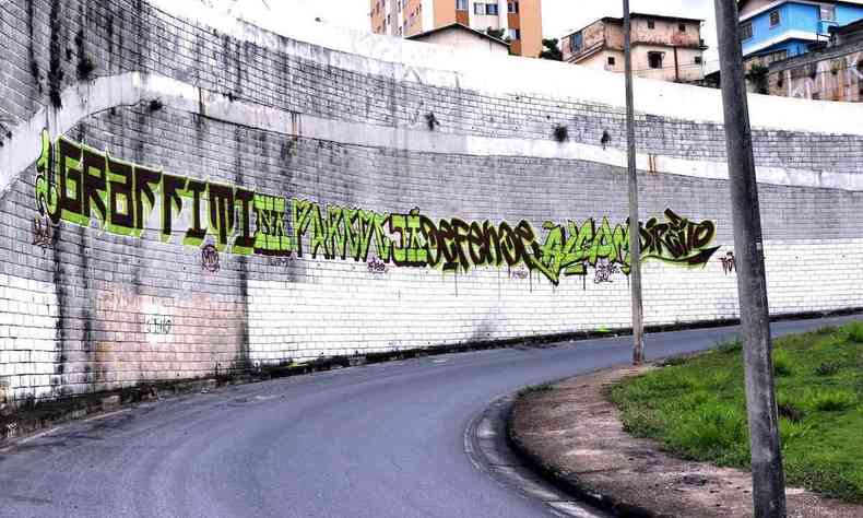 Muro grafitado em rua de BH
