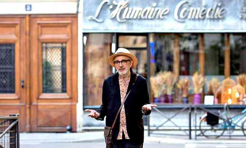 Elia Suleiman filma em diversas cidades, incluindo Paris, onde roda cenas num caf. Longa recebeu o Prmio Especial do Jri em Cannes (foto: Imovision/Divulgao)
