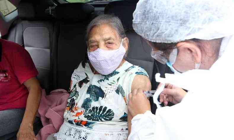 Segunda dose da vacina de COVID-19 vai ser aplicada neste sbado (06/03) em idosos de 86 a 88 anos em BH(foto: Jair Amaral/EM/D.A Press)