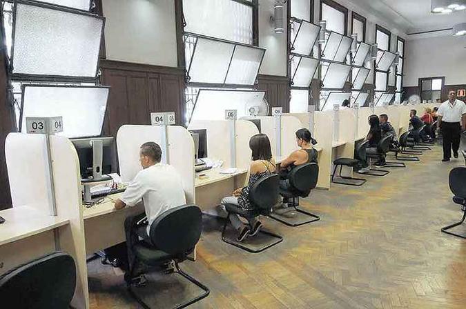 Nas agências de emprego, além de acirrada a busca por vagas com carteira assinada torna mais difícil o sonho de recolocação dos trabalhadores(foto: Gladyston Rodrigues/EM/D.A Press) Nas agências de emprego, além de acirrada a busca por vagas com carteira assinada torna mais difícil o sonho de recolocação dos trabalhadores(foto: Gladyston Rodrigues/EM/D.A Press)