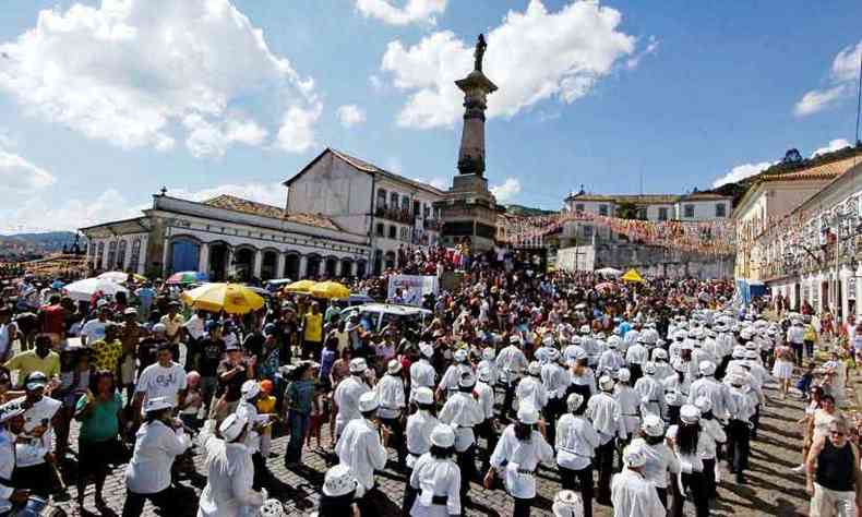 Caricatos e divertidos, a tradicional banda folclrica Bandalheira arrasta uma multido na Praa Tiradentes(foto: fotos: Marcos Michelin /EM/D.A Press)