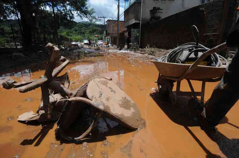 Chuvas deixaram rastro de lama no Bairro Honório Bicalho, em Nova Lima