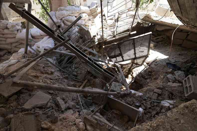Destroos na entrada de um tnel usado por militantes palestinos, destrudo em operao do exrcito israelense em Jenin, na Cisjordnia