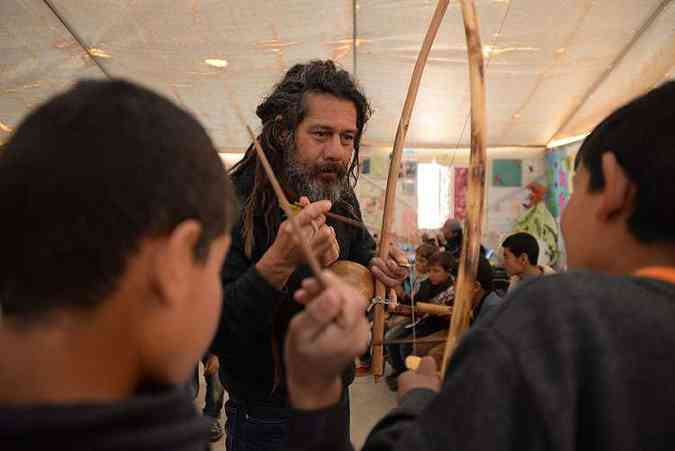Jovens sírios aprendem a tocar berimbau com Mestre Índio, primeiro instrutor brasileiro a dar aulas no campo(foto: Túlio Santos/EM/D.A Press)