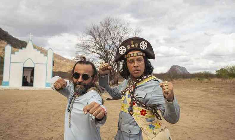 Atores Edmilson Filho e Halder Gomes fazem pose como lutadores no set de Cangaceiro do futuro