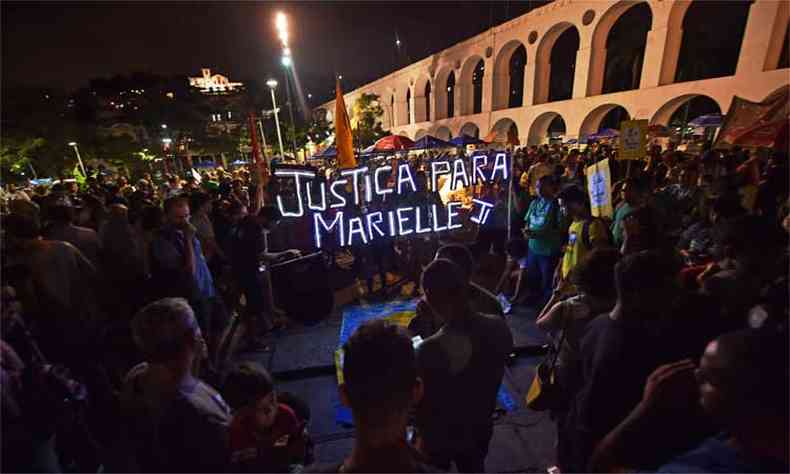 Manifestantes se concentraram no incio da noite deste sbado (14), no largo dos Arcos da Lapa, na regio central do Rio(foto: CARL DE SOUZA)