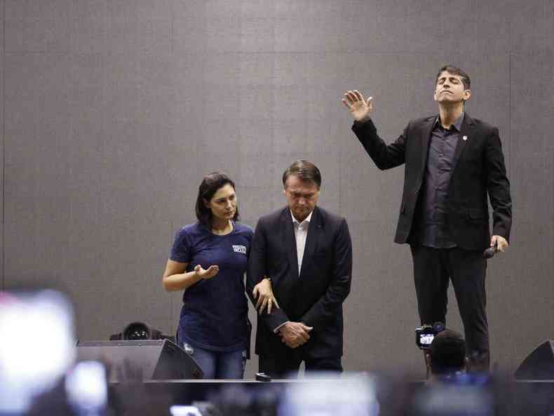 Presidente Jair Bolsonaro, sua esposa, Michelle, e o pastor Josu Valandro durante culto(foto: Fernando Frazo/Agncia Brasil)