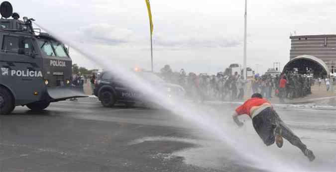 Manifestantes entraram em conflito com o Choque na Esplanada dos Ministrios, no sbado(foto: Marcello Casal Jr./ABr)