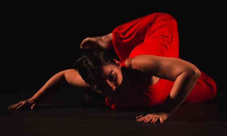 Bailarina da companhia mineira Kinesis apresenta 'Tecituras em dana'