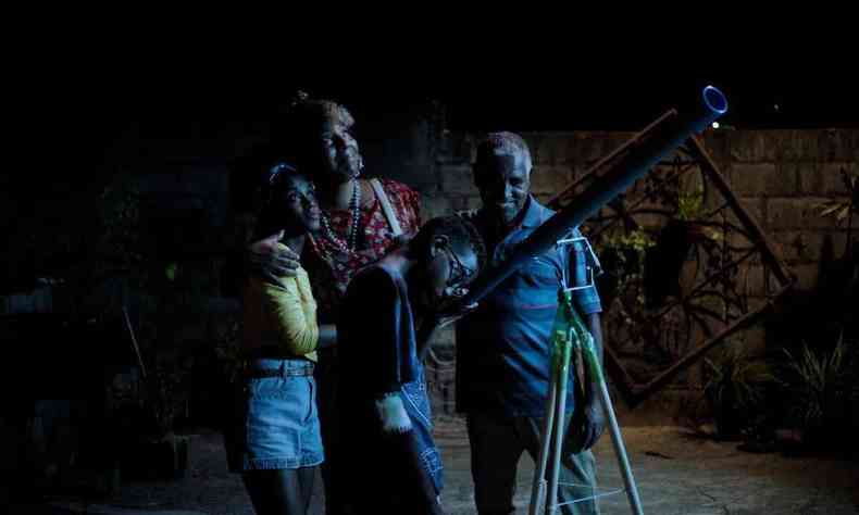 Atores Carlos Francisco, Rejane Martins, Ccero Lucas e Camilla Damio olham para o cu, diante do telescpio, em cena do filme Marte Um
