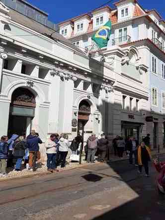 Brasileiros se reuniram na porta do consulado em Lisboa(foto: Divulgao/Isabella Lucas)