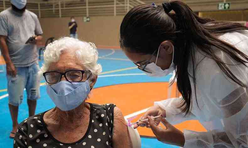 Sete Lagoas comeou a imunizar, nesta segunda-feira, idosos com idade a partir de 87 anos(foto: Prefeitura Municipal de Sete Lagoas/Divulgao)
