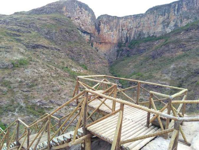 Mirante com vista para a Cachoeira do Tabuleiro, no Parque Estadual da Serra do Intendente(foto: IEF/Divulgação) Mirante com vista para a Cachoeira do Tabuleiro, no Parque Estadual da Serra do Intendente(foto: IEF/Divulgação)