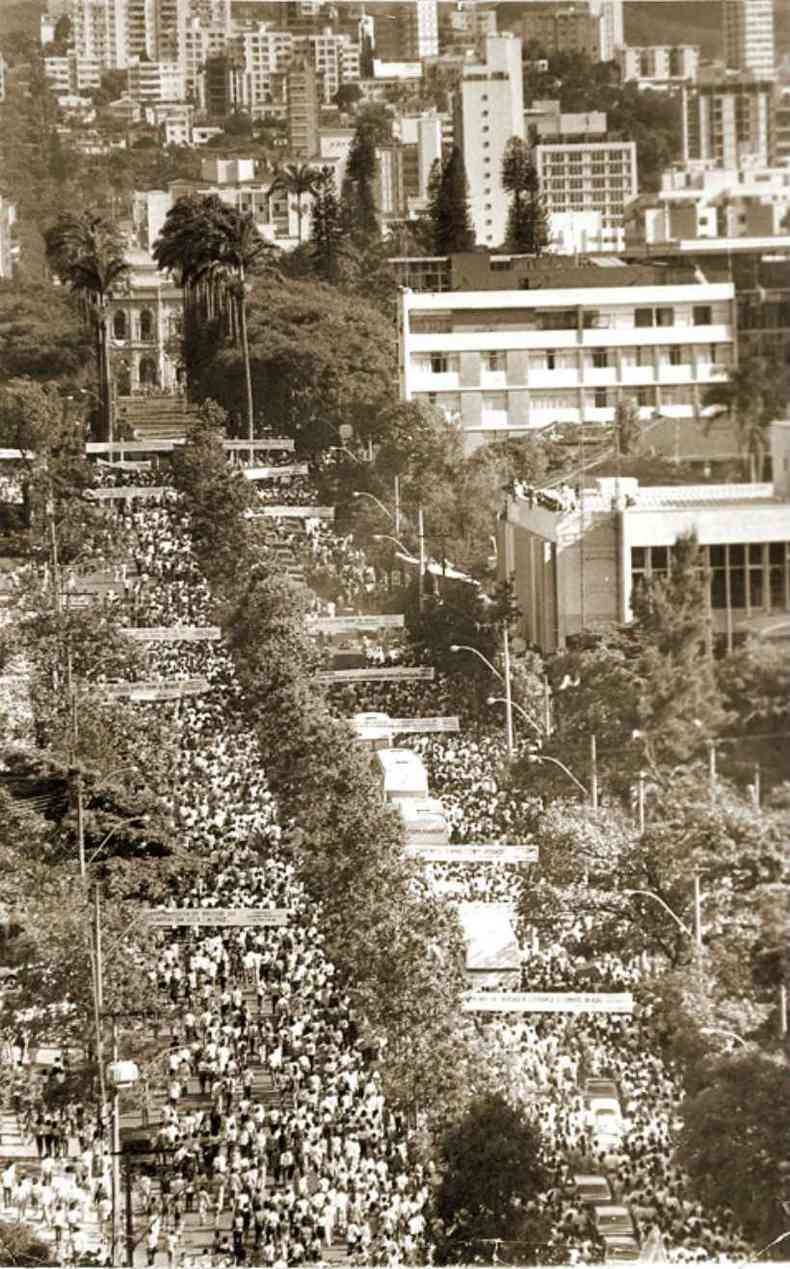 Multido na Avenida Joo Pinheiro e na Praa da Liberdade na chegada do corpo de Tancredo Neves ao Palcio da Liberdade(foto: Wilson Avelar/EM %u2013 23/4/1985)