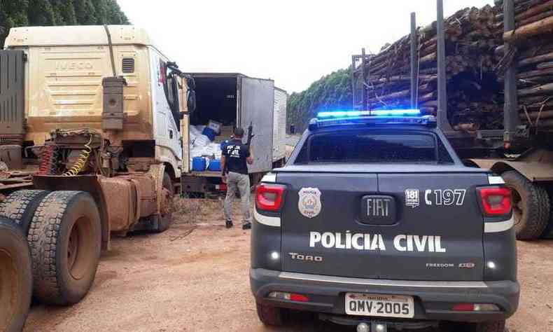 Material agrcola e madeira foram apreendidos(foto: Polcia Civil/Divulgao)