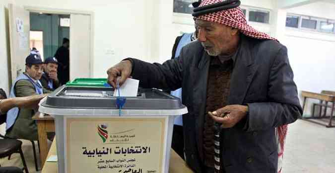 Eleitor vota em Am, na Jordnia(foto: STR / AFP)