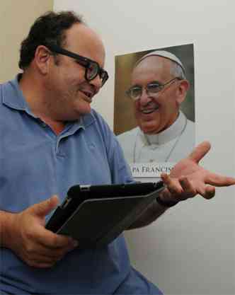 O publicitário Gustavo Entrala conta que as mensagens do papa são manuscritas antes de serem postadas no microblog(foto: Túlio Santos/EM/D.A PRESS)