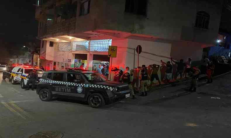 Cerca de 30 pessoas estavam em um bar, no bairro Laranjeiras, desrespeitando os protocolos de segurana contra a COVID-19(foto: Redes Sociais/Divulgao)