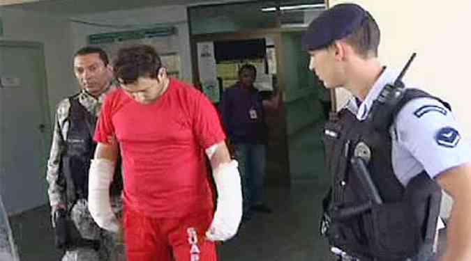 O homem deixou o hospital com os braos enfaixados e foi levado para o Ceresp de Contagem(foto: Reproduo/TV Alterosa)