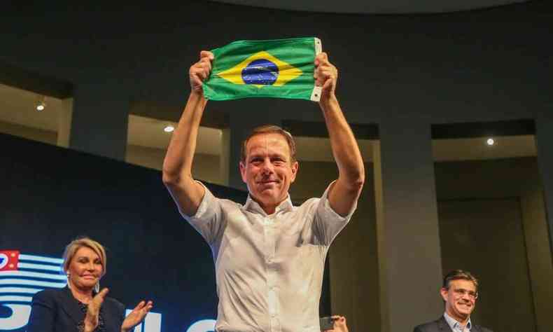 Joo Doria Jnior segura a bandeira do Brasil