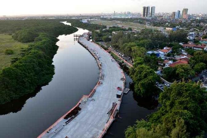 A constru��o da via elevada � um dos pontos que mais t�m causado impacto visual(foto: Cristiane Silva/Esp.DP/D.A Press)