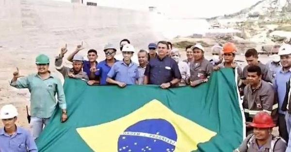 Ministério apaga imagem de operários fazendo 'L' em foto com Bolsonaro - Vimarsana News
