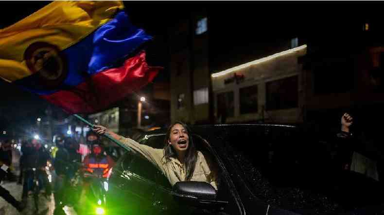 Comemoração pela vitória de Gustavo Petro nas eleições presidenciais colombianas nas ruas de Bogotá