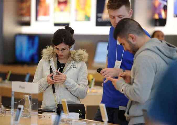 Gigante da tecnologia anuncia venda de 9 milhes de iPhones em trs dias(foto: AFP PHOTO / Robyn Beck )