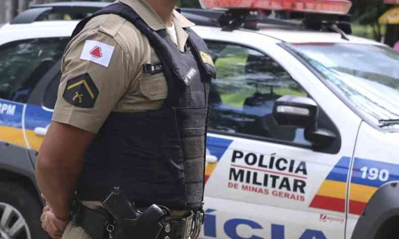 Policial e viatura da Polcia Militar
