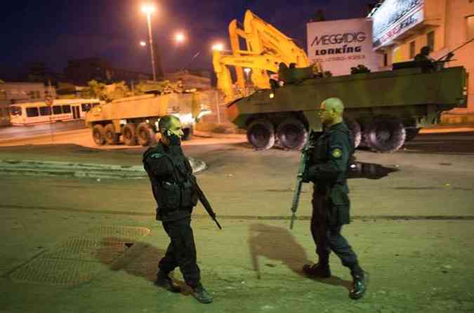 Polcia prendeu 16 suspeitos durante ocupao(foto: CHRISTOPHE SIMON / AFP)