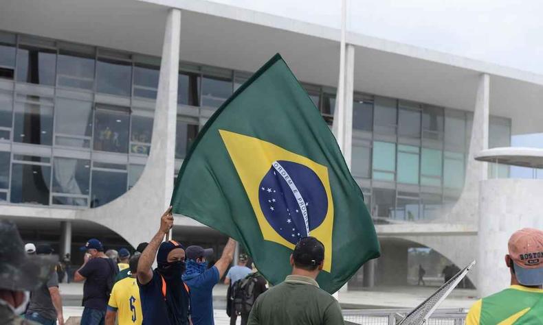 Manifestantes invadiram e deixaram um rastro de destruição e vandalismo em prédios da Praça dos Três Poderes(foto: Ton Molina /Fotoarena/Folhapress) Ataques terroristas a prédio públicos em Brasília