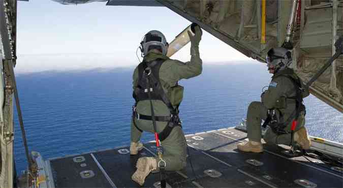 Equipe de busca da Austrlia a bordo de um C-130J Hercules observa o oceano em busca de destroos do avio desaparecido(foto: AFP PHOTO / AUSTRALIAN DEFENCE/LEADING SEAMAN JUSTIN BROWN)