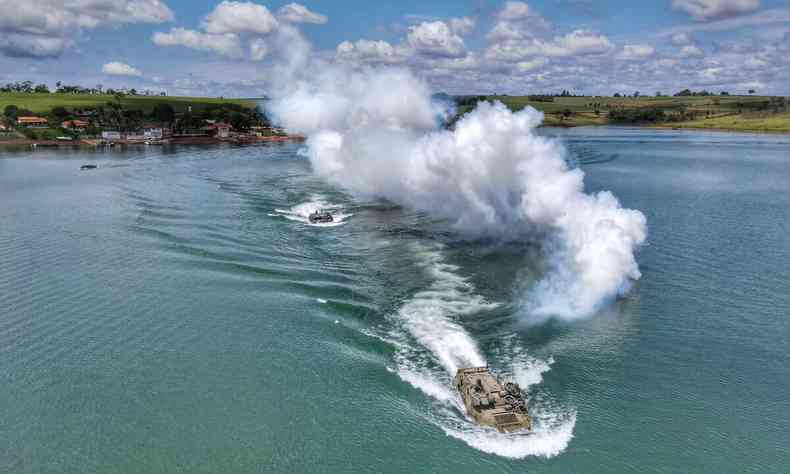 Treinamento da Marinha do Brasil no Lago de Furnas.