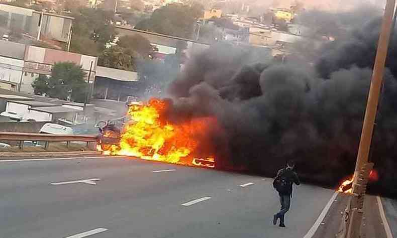 Caminho desgovernado arrasta carros no Anel Rodovirio e mata famlia(foto: Reproduo/WhatsApp)