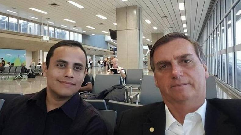 Segundo investigadores, Tercio Arnaud Tomaz, funcionrio do Planalto no chamado Gabinete do dio, passava vdeos do presidente para canais bolsonaristas no YouTube investigados(foto: Facebook/Reproduo)