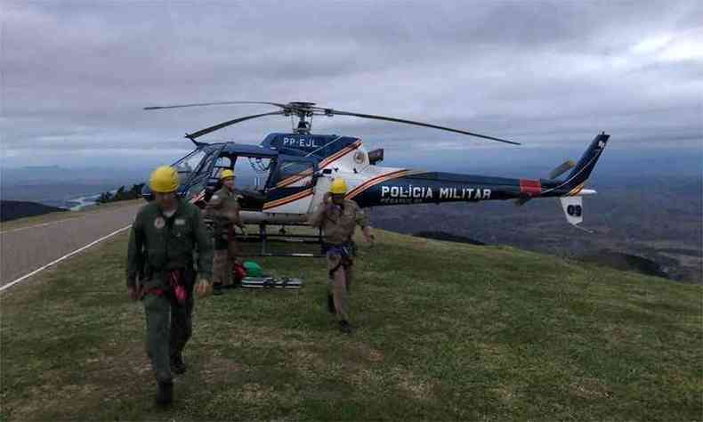 Helicptero da Polcia Militar sobrevoou a rea do acidente na tarde passada(foto: Corpo de Bombeiros/Divulgao)
