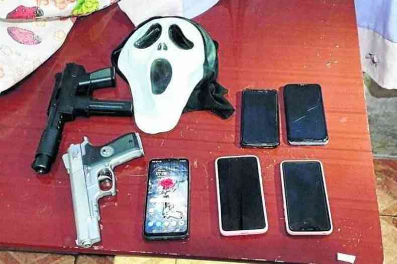 Agentes apreenderam celulares, simulacros de armas e mscaras na casa da suspeita(foto: PCDF/Divulgao)