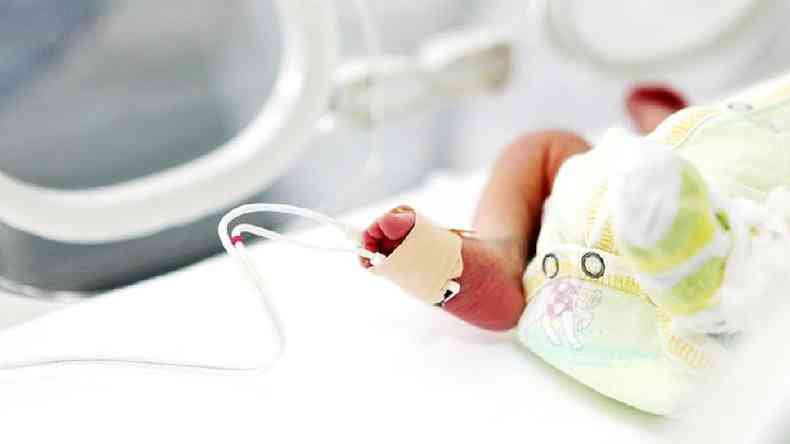 Pé de bebê prematuro numa UTI