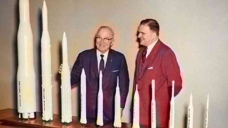 James E. Webb mostra modelos de foguetes ao presidente Harry S. Truman durante visita  recm-inaugurada sede da Nasa