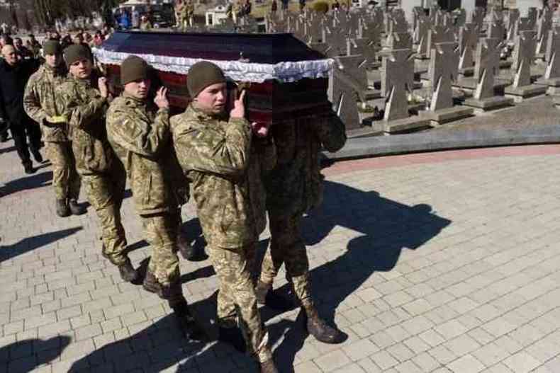 Solados russos carregam caixão